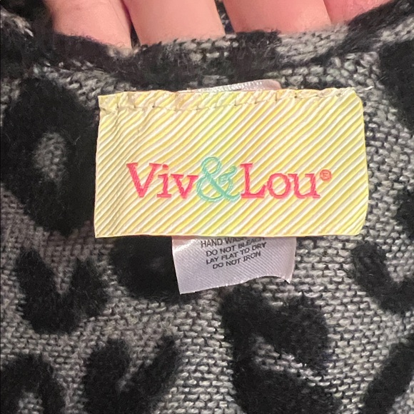 Elegant Black and Gray Leopard Print Scarf - Picture 3 of 4